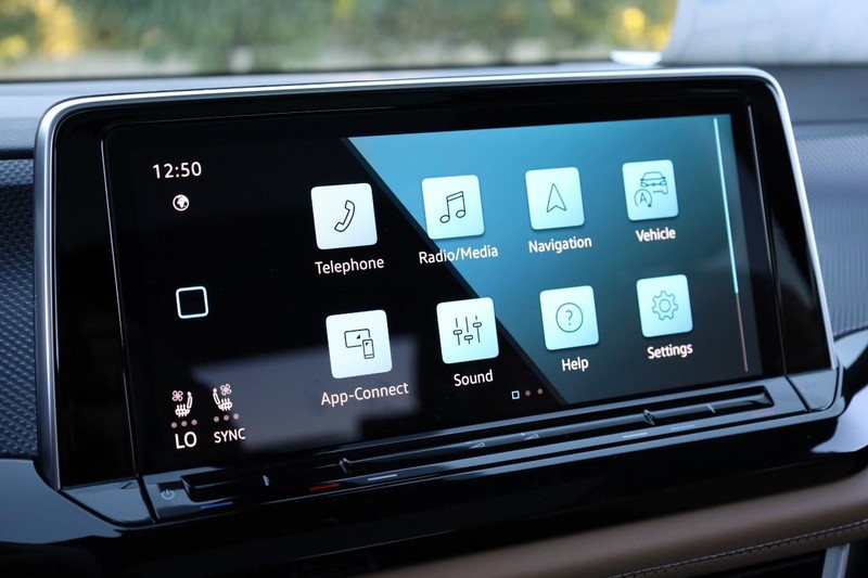 Volkswagen Atlas Cross Sport Vehicle Full-screen Gallery Image 16