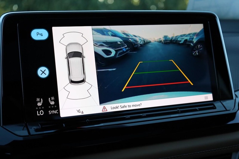 Volkswagen Atlas Cross Sport Vehicle Full-screen Gallery Image 18