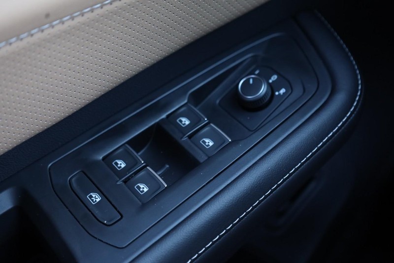 Volkswagen Atlas Cross Sport Vehicle Full-screen Gallery Image 23