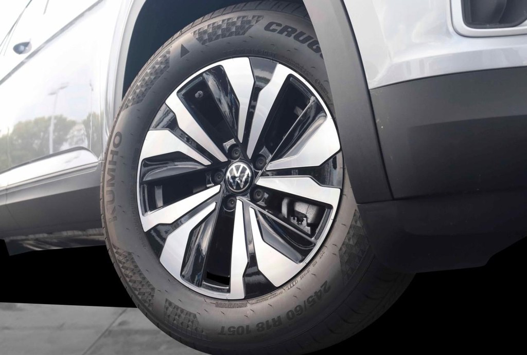 Volkswagen Atlas Vehicle Full-screen Gallery Image 3