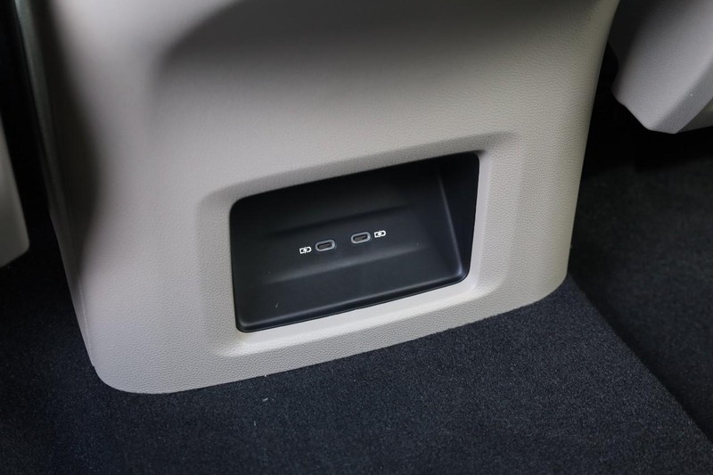 Volkswagen Atlas Vehicle Full-screen Gallery Image 24