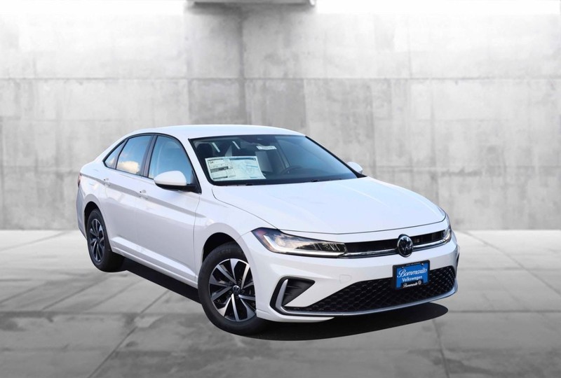 Volkswagen Jetta Vehicle Full-screen Gallery Image 2