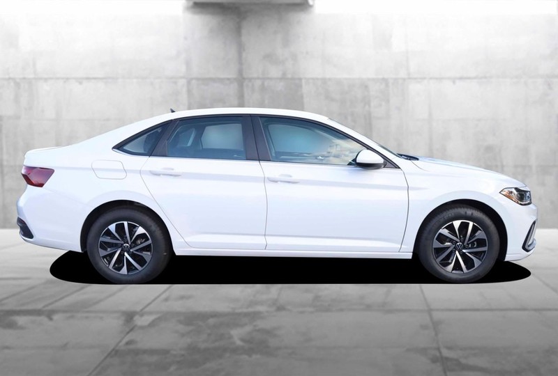 Volkswagen Jetta Vehicle Full-screen Gallery Image 5