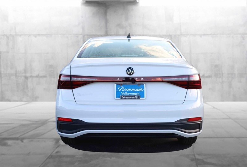 Volkswagen Jetta Vehicle Full-screen Gallery Image 6