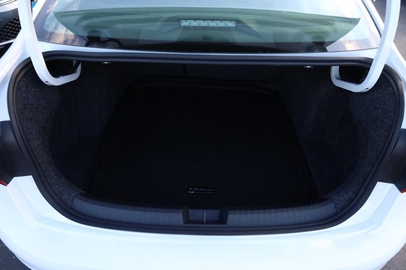 Volkswagen Jetta Vehicle Full-screen Gallery Image 7