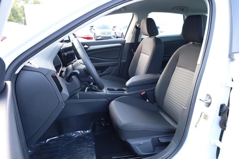 Volkswagen Jetta Vehicle Full-screen Gallery Image 8