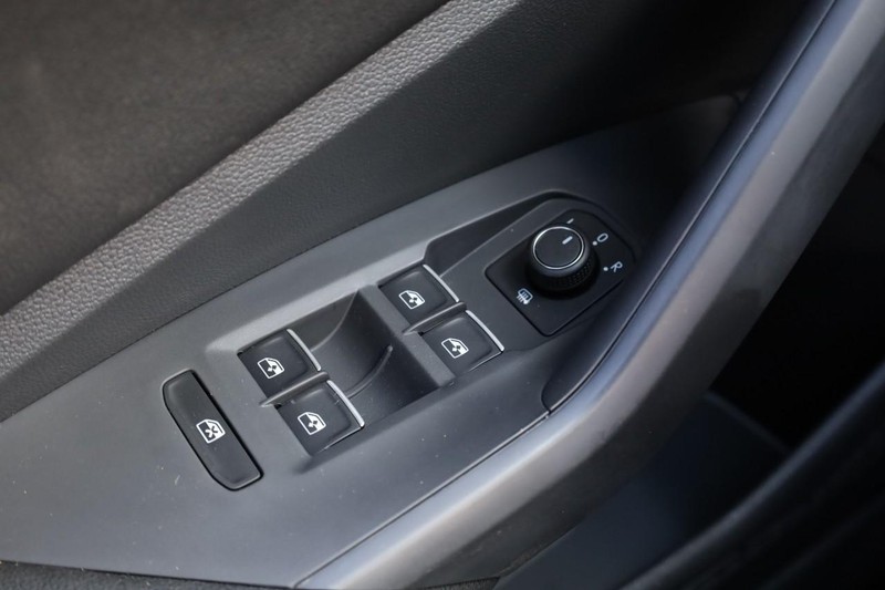 Volkswagen Jetta Vehicle Full-screen Gallery Image 17