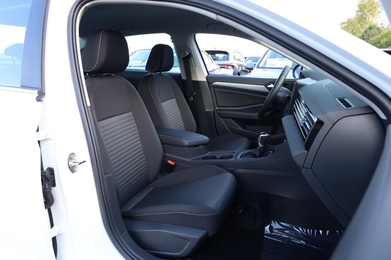 Volkswagen Jetta Vehicle Full-screen Gallery Image 23