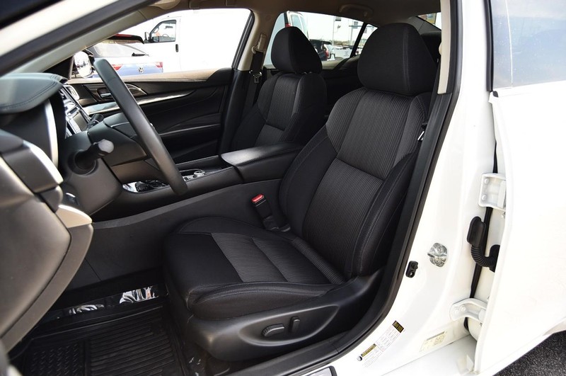 Nissan Maxima Vehicle Image 18