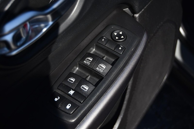 Jeep Cherokee Vehicle Image 08