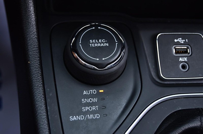 Jeep Cherokee Vehicle Image 16