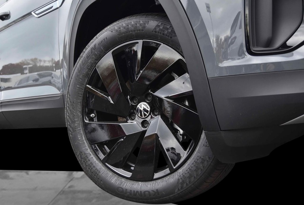 Volkswagen Atlas Cross Sport Vehicle Full-screen Gallery Image 3