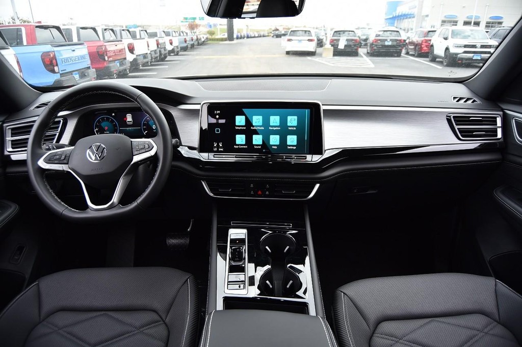 Volkswagen Atlas Cross Sport Vehicle Full-screen Gallery Image 7