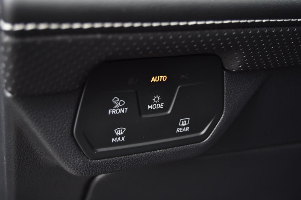 Volkswagen Atlas Cross Sport Vehicle Full-screen Gallery Image 11