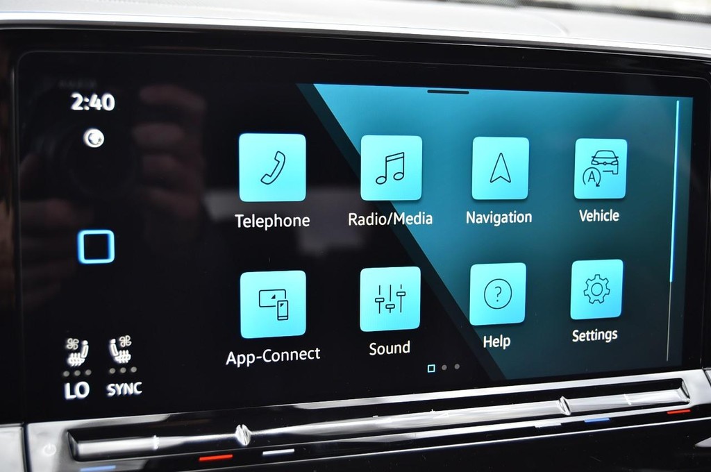 Volkswagen Atlas Cross Sport Vehicle Full-screen Gallery Image 14