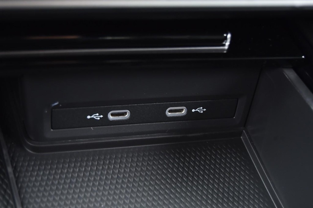 Volkswagen Atlas Cross Sport Vehicle Full-screen Gallery Image 16