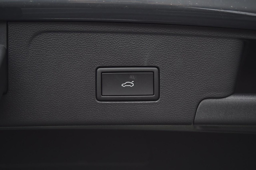 Volkswagen Atlas Cross Sport Vehicle Full-screen Gallery Image 26