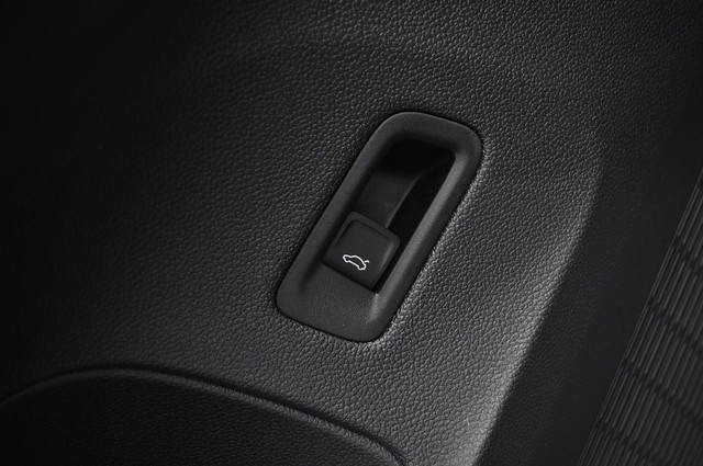 Volkswagen Atlas Cross Sport Vehicle Image 09