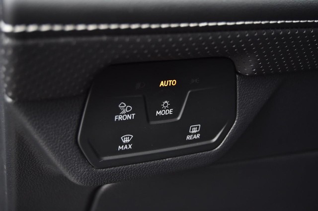 Volkswagen Atlas Cross Sport Vehicle Image 11