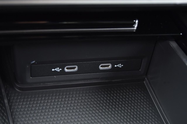 Volkswagen Atlas Cross Sport Vehicle Image 16