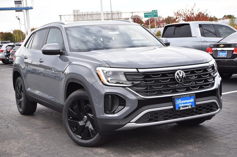 Volkswagen Atlas Cross Sport Vehicle Full-screen Gallery Image 2