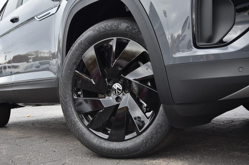 Volkswagen Atlas Cross Sport Vehicle Full-screen Gallery Image 3