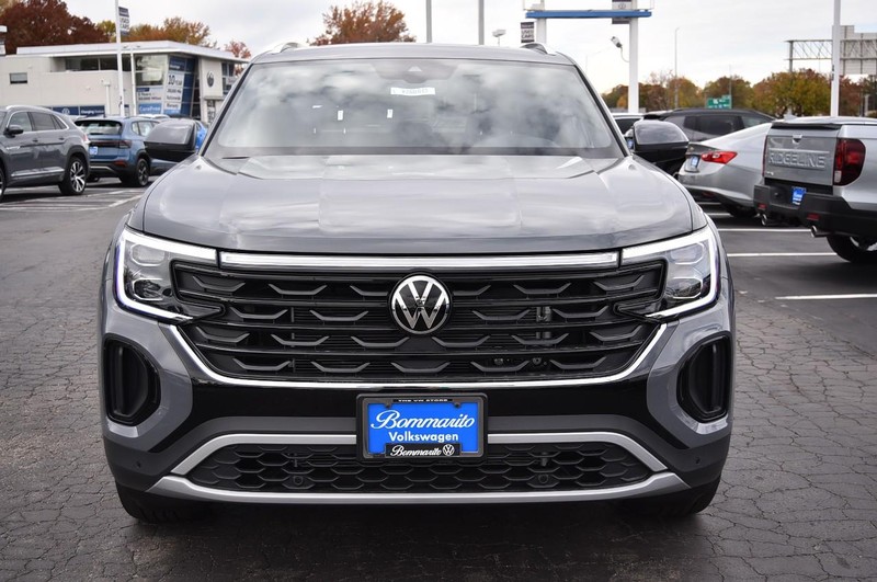 Volkswagen Atlas Cross Sport Vehicle Full-screen Gallery Image 4