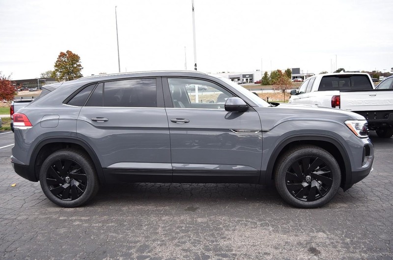 Volkswagen Atlas Cross Sport Vehicle Full-screen Gallery Image 5