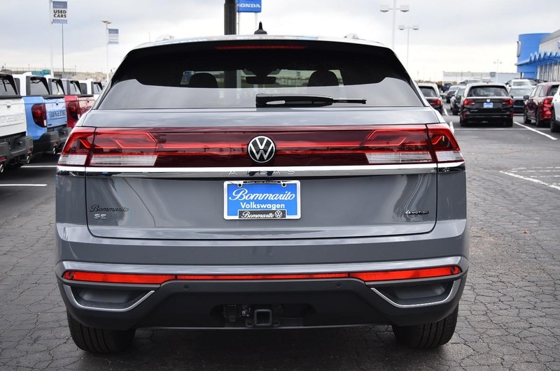 Volkswagen Atlas Cross Sport Vehicle Full-screen Gallery Image 6