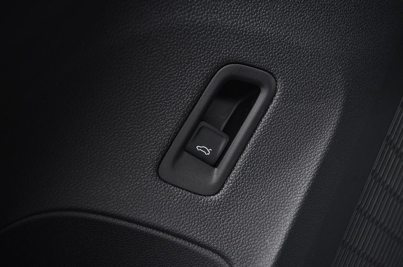 Volkswagen Atlas Cross Sport Vehicle Full-screen Gallery Image 9