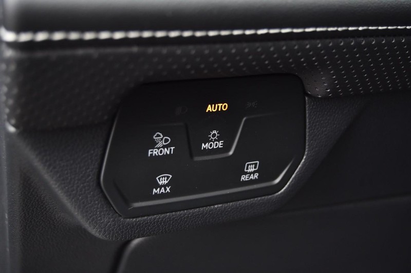 Volkswagen Atlas Cross Sport Vehicle Full-screen Gallery Image 11