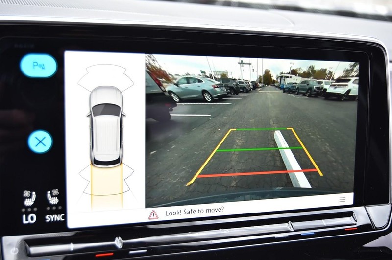 Volkswagen Atlas Cross Sport Vehicle Full-screen Gallery Image 13