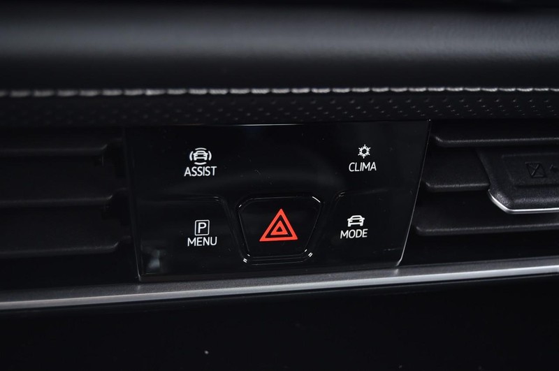 Volkswagen Atlas Cross Sport Vehicle Full-screen Gallery Image 15