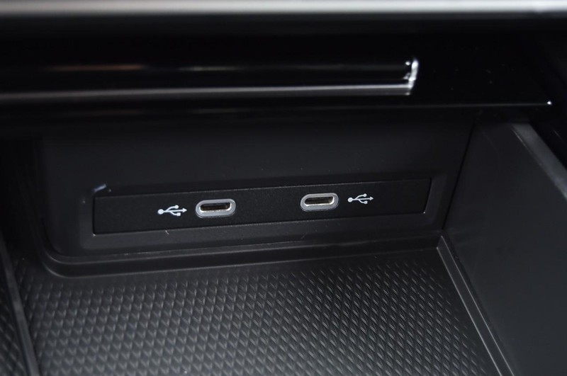 Volkswagen Atlas Cross Sport Vehicle Full-screen Gallery Image 16