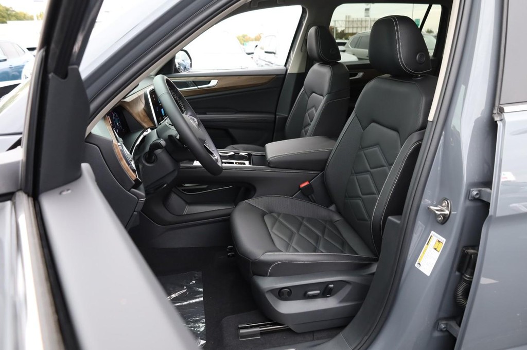 Volkswagen Atlas Vehicle Full-screen Gallery Image 10