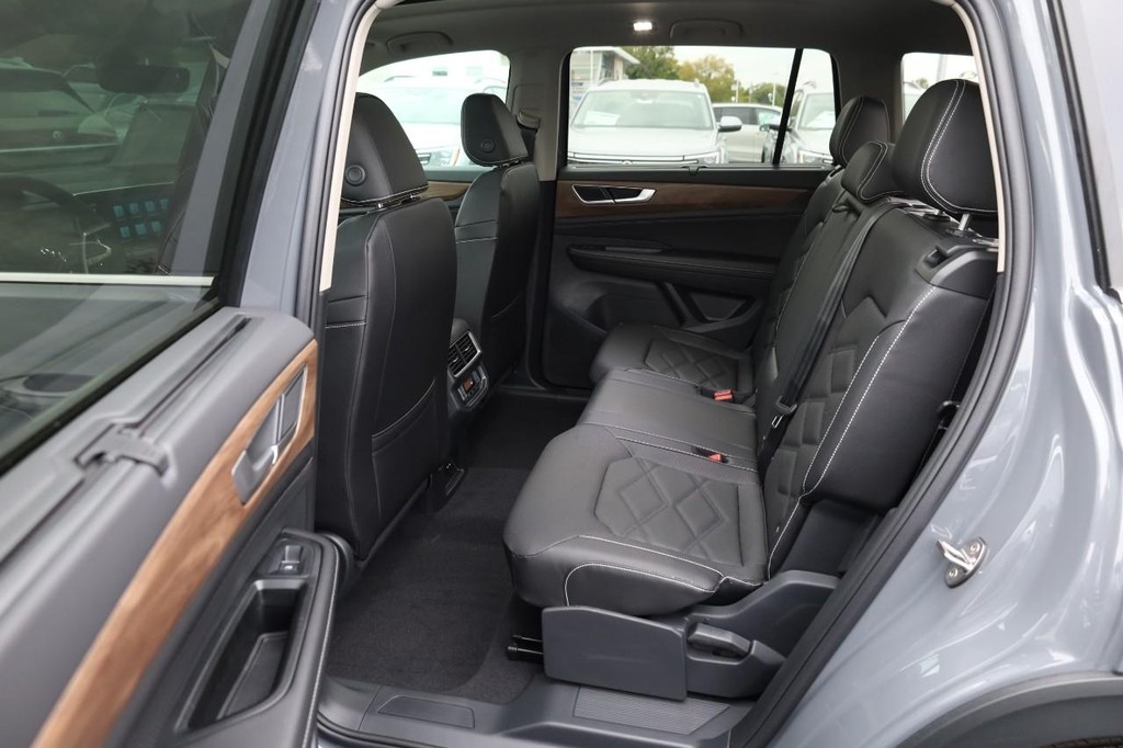 Volkswagen Atlas Vehicle Full-screen Gallery Image 24