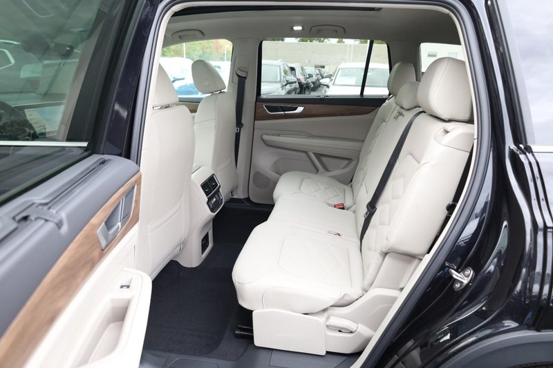 Volkswagen Atlas Vehicle Full-screen Gallery Image 24