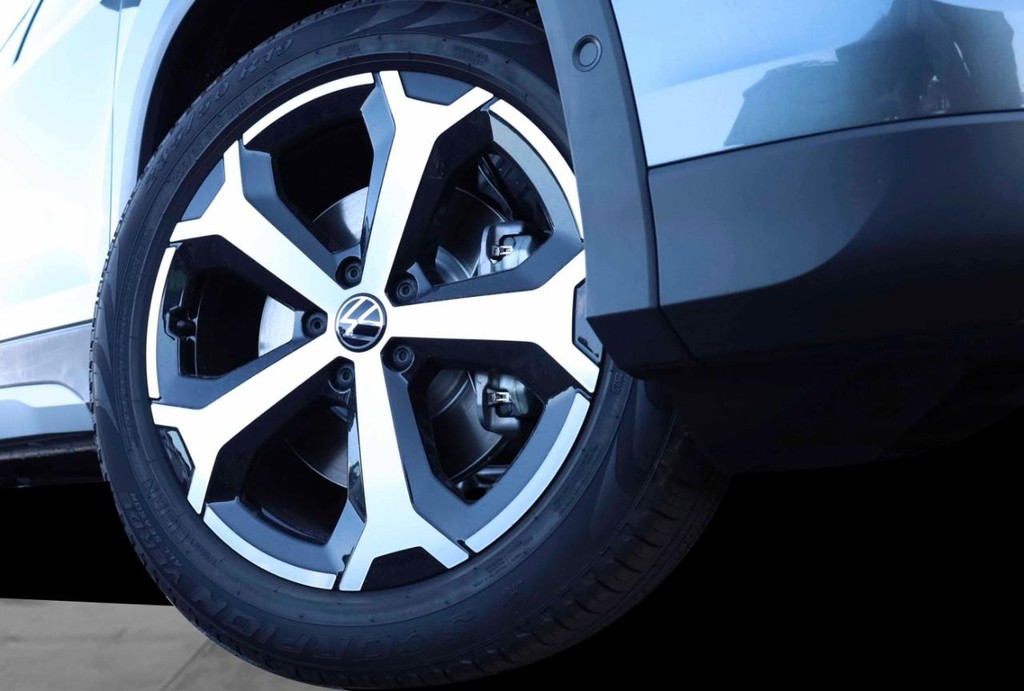 Volkswagen Tiguan Vehicle Full-screen Gallery Image 3