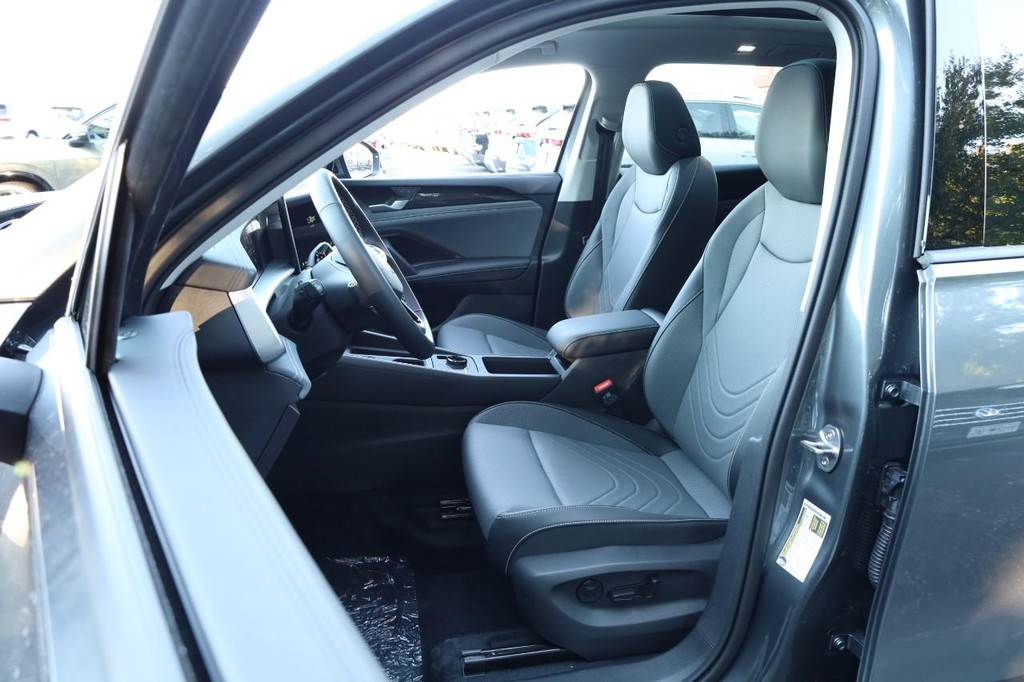 Volkswagen Tiguan Vehicle Full-screen Gallery Image 8