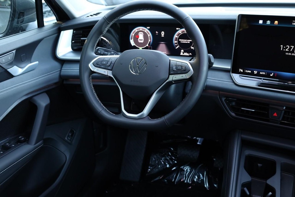 Volkswagen Tiguan Vehicle Full-screen Gallery Image 24