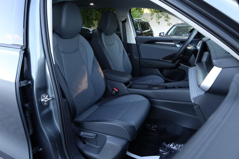 Volkswagen Tiguan Vehicle Full-screen Gallery Image 25