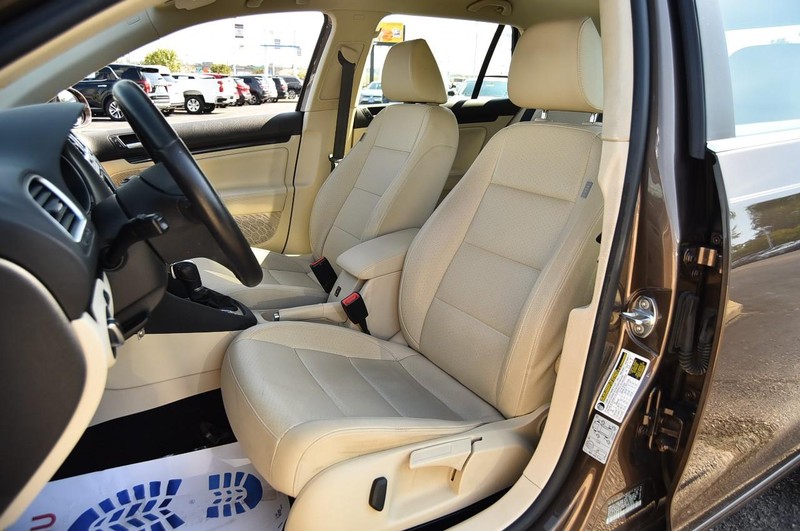 Volkswagen Jetta SportWagen Vehicle Image 15