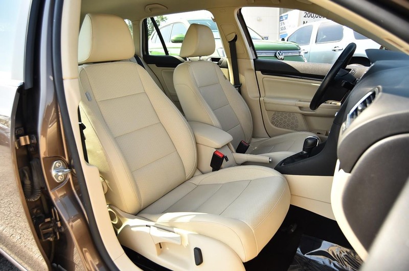 Volkswagen Jetta SportWagen Vehicle Image 16