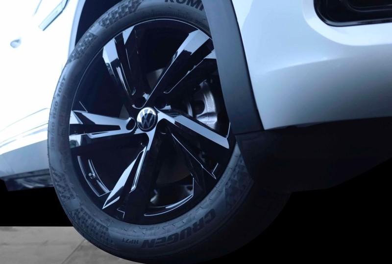 Volkswagen Atlas Cross Sport Vehicle Full-screen Gallery Image 3