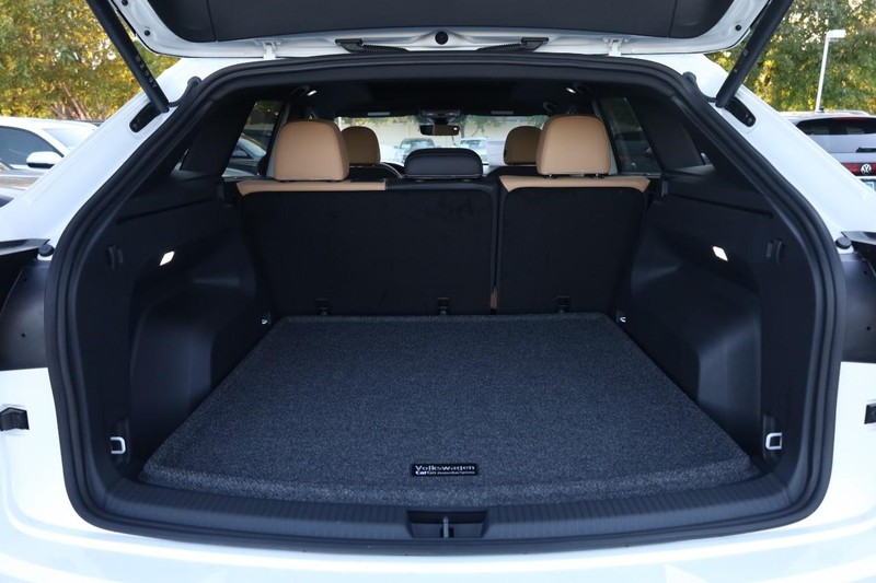 Volkswagen Atlas Cross Sport Vehicle Full-screen Gallery Image 7