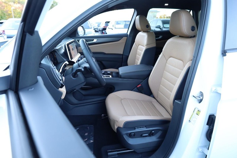 Volkswagen Atlas Cross Sport Vehicle Full-screen Gallery Image 8