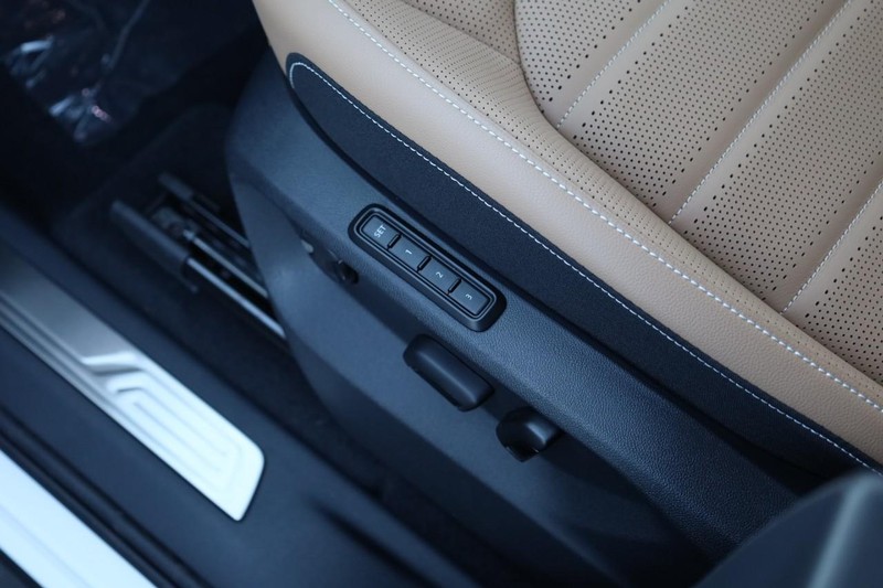 Volkswagen Atlas Cross Sport Vehicle Full-screen Gallery Image 9