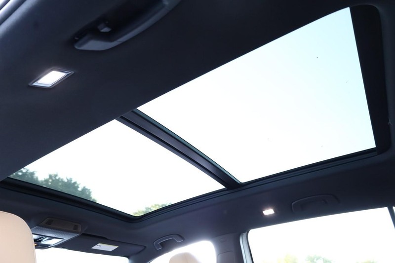 Volkswagen Atlas Cross Sport Vehicle Full-screen Gallery Image 11