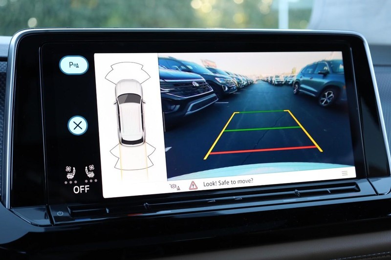 Volkswagen Atlas Cross Sport Vehicle Full-screen Gallery Image 16