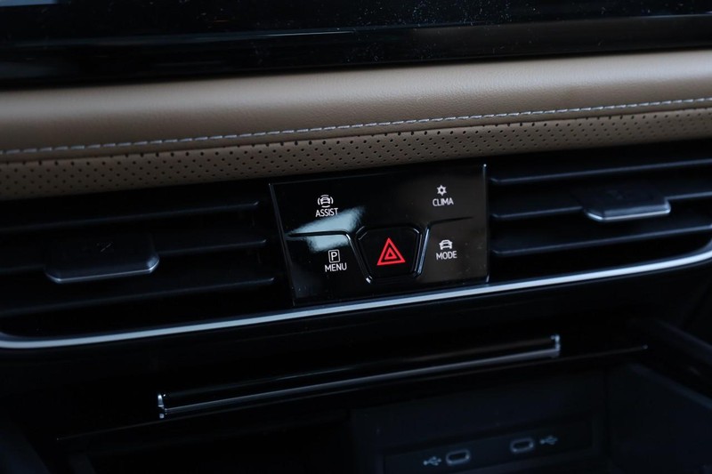 Volkswagen Atlas Cross Sport Vehicle Full-screen Gallery Image 17